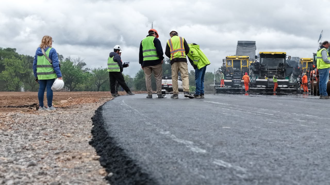 Portada de Autódromo Gálvez: la Ciudad prueba el nuevo asfalto para recibir al MotoGP y prepara el circuito para la Fórmula 1