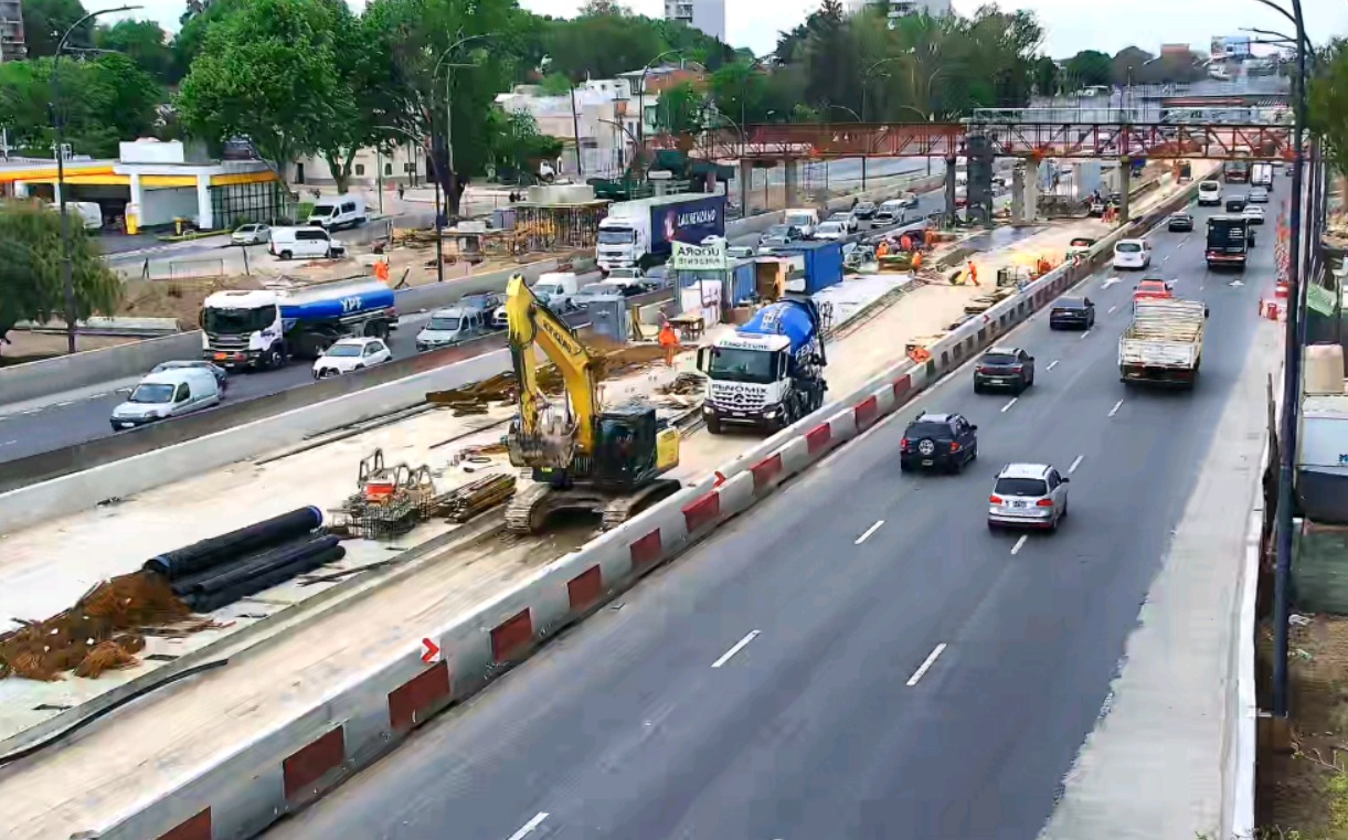 Portada de Autopista Dellepiane: cortes totales este sábado por obras y montaje de pasarelas