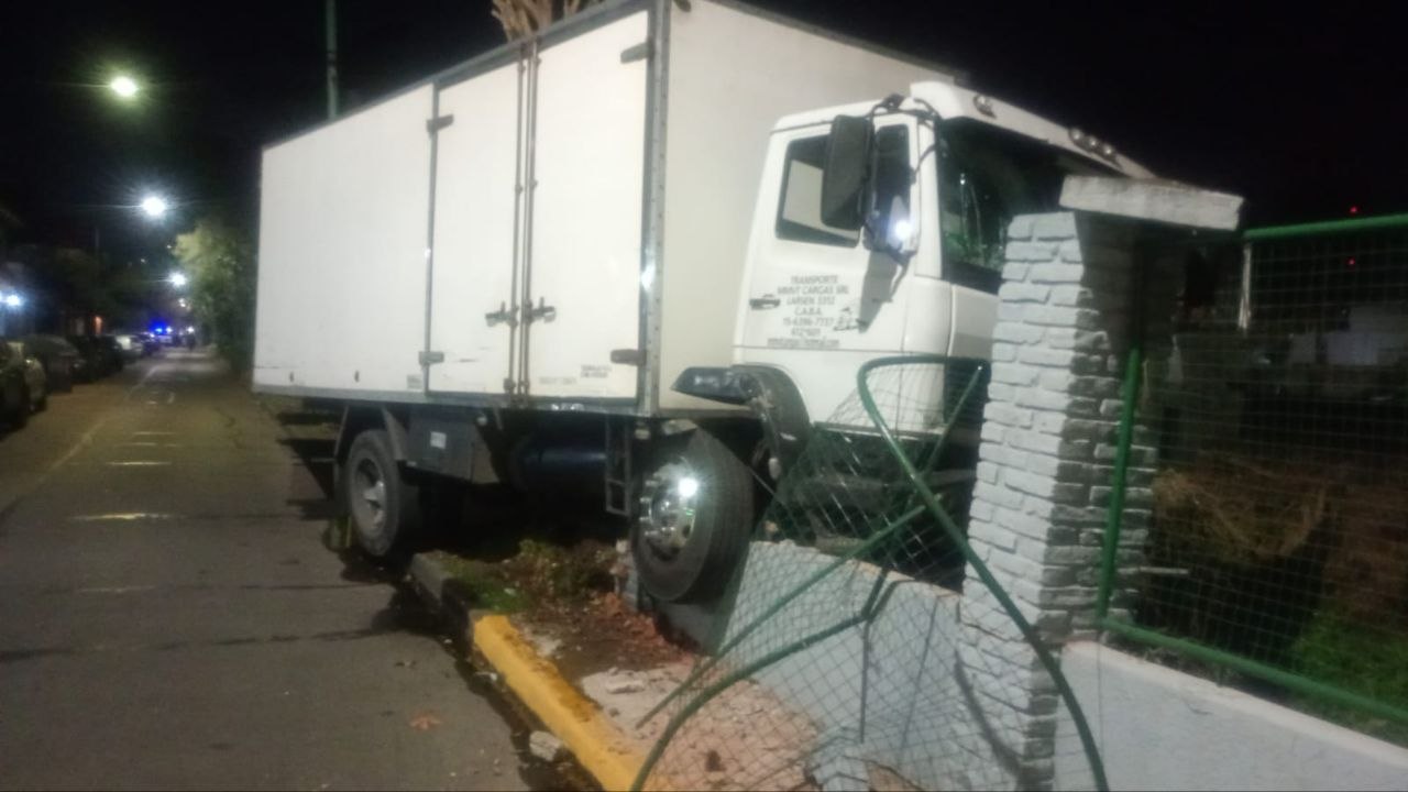 Imagen asociada a ALERTA DE TRÁNSITO (Devoto): En Ricardo Gutiérrez y Salvador María del Carril, un camión chocó contra alambrado